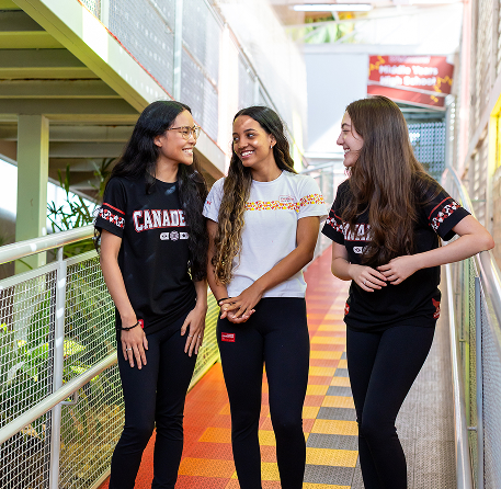 Alunas conversando no corredor Canadian Global School Brasília